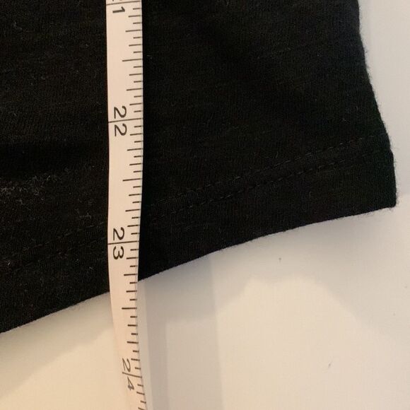 H&m black T-shirt with rolled sleeves. Tapered Hemline. Scoop neck. - Picture 9 of 9